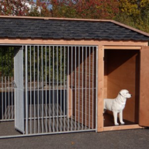 Buda dla psa Max 3 posiada 2 przestronne drzwi
