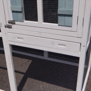 Klatka dla królików Alexia jest wyposażona w poręczną szufladę