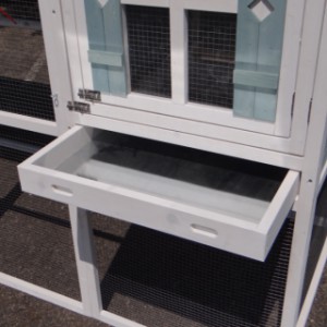 Szuflada umożliwia łatwe czyszczenie klatki