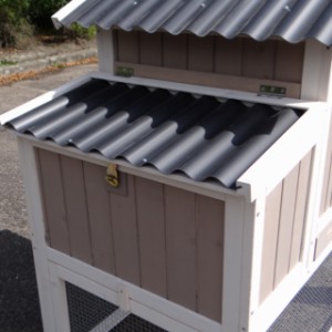 Budka dla królików Joas jest wyposażona w dach z tworzywa sztucznego