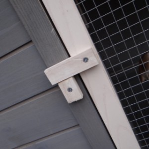 Drzwi budki dla królików Cato są wyposażone w drewniany zatrzask