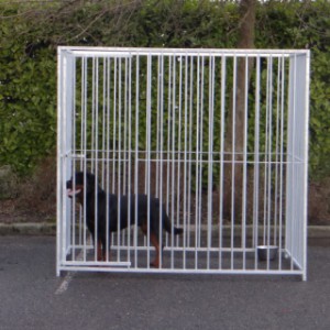 Buda dla psa składa się z 2 paneli o długości 2 metrów i 2 paneli o długości 1,5 metra