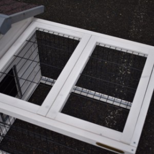 Wybieg dla królików Pretty Home jest wyposażony w dach z siatki