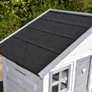 Dach drewnianej kombinacji jest wyposażony w czarną membranę dachową