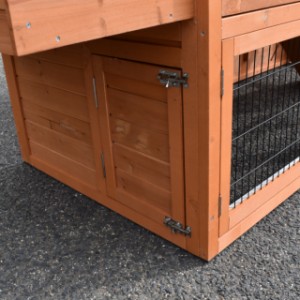 Budka dla królików Holiday Medium jest wyposażona w drewniane drzwi
