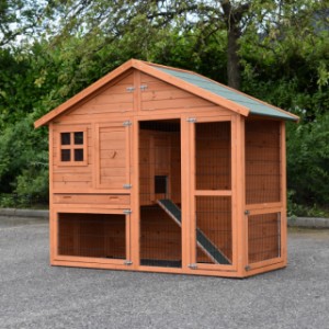 Duży drewniany domek dla królików Holiday Medium to atut dla Twojego podwórka