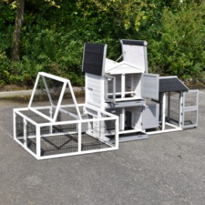 Klatka dla królików Double Small jest wyposażona w wiele drzwi