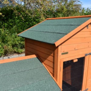 Budka dla królików Prestige Large wyposażona jest w zieloną membranę dachową