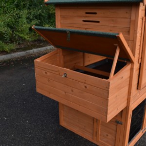 Gniazdo dla kurcząt w kurniku Holiday Large jest wyposażone w dach na zawiasach