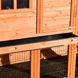 Domek nocny domku dla królików Holiday Large wyposażony jest w szufladę ułatwiającą czyszczenie