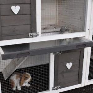 Budka dla królików Annemieke jest wyposażona w szufladę ułatwiającą czyszczenie
