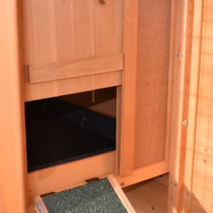 Budka dla królików Holiday Small posiada otwór na pomieszczenie nocne o wymiarach 21x25cm
