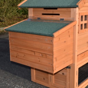 Drewniany domek dla królików Holiday Small może być wyposażony w budkę lęgową