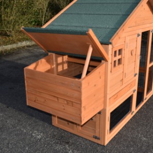 Budka lęgowa dla królików Holiday Small wyposażona jest w dach na zawiasach