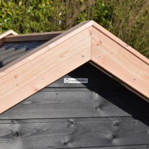 Dach budy dla psa Snuf jest wykonany z używanych dachówek