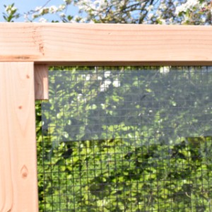 Zestaw z pleksi jest dostarczany wraz z materiałem montażowym