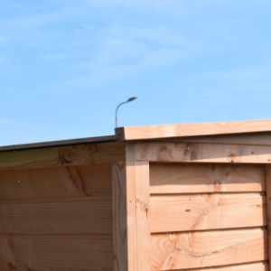Woliera Flex 2.2 ma drewnianą krawędź dachu