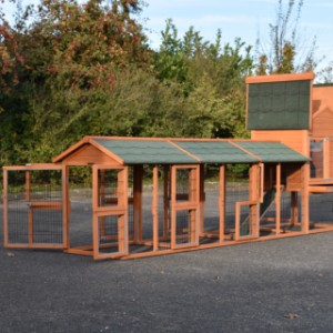 Kurnik Prestige Medium jest wyposażony w wiele drzwi