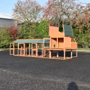 Kurnik Prestige Medium ma wiele otworów