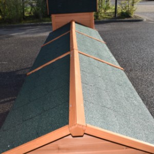 Kurnik Prestige Medium | dachy pokryte są zieloną papą