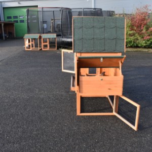 Legowisko dla kur Prestige Medium jest wyposażone w uchylny dach