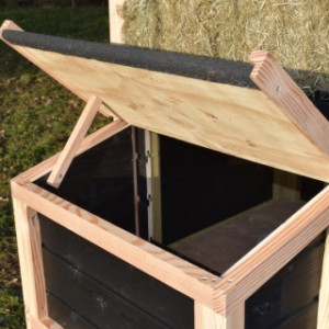 Gniazdo dla niosek jest wyposażone w dach na zawiasach
