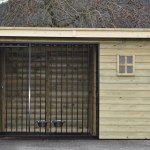 Rzut oka na front drewnianej budy dla psów Modul FORZ