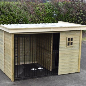 Dach kojca dla psa Modul FORZ jest wyposażony w stalowe blachy z warstwą filcu od spodu; zapobiega to kondensacji i tłumi dźwięk deszczu.