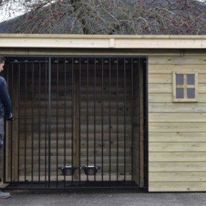 Drzwi kojca dla psa Modul FORZ otwierają się do wewnątrz, dzięki czemu pies nie może się wymknąć