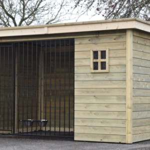 W przednim panelu kojca dla psa Modul FORZ znajduje się ładne okienko w kształcie krzyża