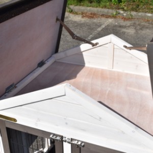 Klatka Prestige Small ma praktyczny schowek na poddaszu