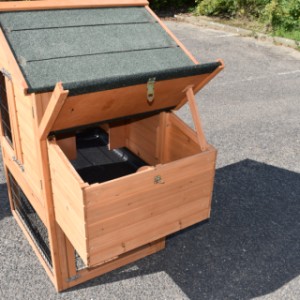 Budka lęgowa dla królików Prestige Small jest wyposażona w dach na zawiasach