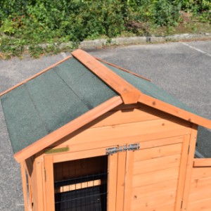 Dach klatki dla królików Prestige Small jest pokryty zieloną skórą dachową