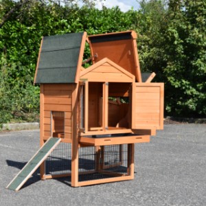 Kurnik Prestige Small ma wiele otworów