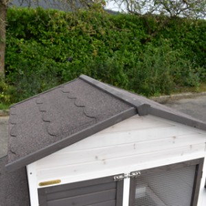 Dach klatki dla królików Annemieke Extra Large jest wyposażony w membranę dachową