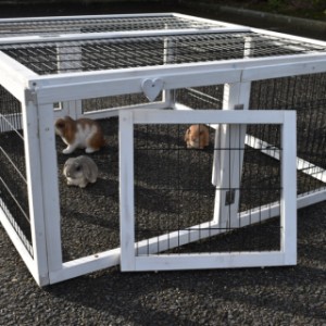 Wybieg dla królików Multirun jest wyposażony w 2 wyjmowane paneliki