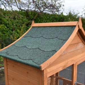 Woliera ma dach pokryty zieloną membraną dachową