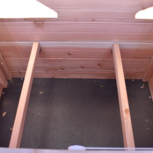 Kurnik Chicky 2 jest wyposażony w 2 drążki do siedzenia