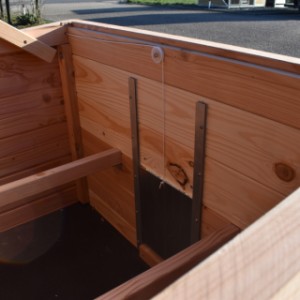 Kurnik Chicky 2 można zamknąć za pomocą sznurka przymocowanego do przesuwanej klapki