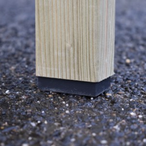 Kurnik Chicky stoi na plastikowych nóżkach, co zapewnia ochronę przed podciągającą wilgocią