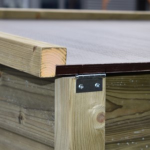 Dach kurnika Chicky jest wyposażony w solidne zawiasy