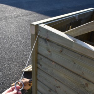 Kurnik Chicky można otwierać i zamykać z zewnątrz