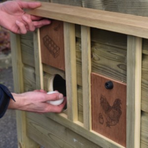 Kurnik Chicky 2 | Z boku kurnika znajdują się dwie przesuwne klapki, dzięki czemu można łatwo zbierać jajka