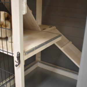 Drewniana klatka dla królików jest częściowo wyposażona w paski zapobiegające obgryzaniu