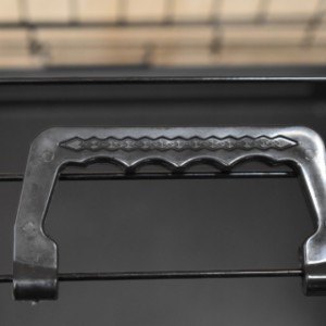 Klatka dla psa Profit 63 cm jest wyposażona w plastikowy uchwyt