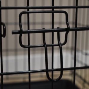 Klatka dla psów Profit 78cm jest wyposażona w czarne zamknięcie przesuwne
