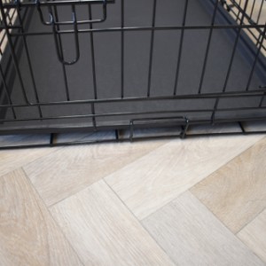 Klatka dla psa jest wyposażona w plastikową tacę