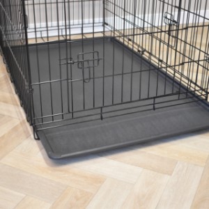 Klatka dla psów Profit XL 122 cm jest wyposażona w wyjmowaną plastikową tackę