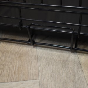 Taca klatki dla psa Strong L jest zabezpieczona czarną zasuwą