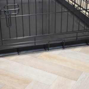 Czarna klatka XXL posiada czarną plastikową kuwete